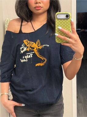 Classic Navy Short-Sleeve Graphic Tee with Orange Lizard